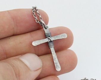 Cruz de plata de ley oxidada - Cruz elegante martillada en negro - Cordón o cadena de plata - Cruz rústica
