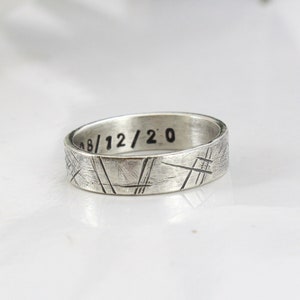 Zilveren herenband, handgemaakte ring voor dames, jubileum/verlovingsring, aangepaste gravure binnenin, dun minimaal geoxideerd gehamerd afbeelding 4