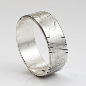 Wide Silver Band Anello Uomo e Donna Incisione Personalizzata All'Interno Martellato Fatto a Mano Cinturino Uomo Anello Matrimonio / Fidanzamento Ossidato immagine 3