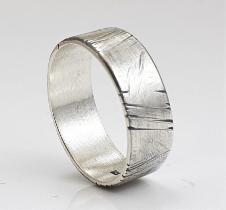 Wide Silver Band Anello Uomo e Donna Incisione Personalizzata All'Interno Martellato Fatto a Mano Cinturino Uomo Anello Matrimonio / Fidanzamento Ossidato immagine 3