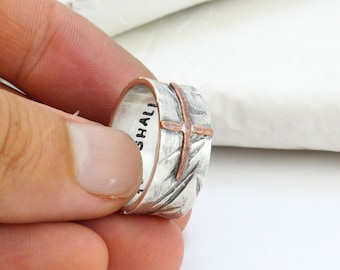 Anillo de la cruz de plata - martillado - banda de los hombres - anillo ancho para las mujeres - regalo para los hombres - grabado personalizado en el interior - anillo de la cruz cristiana