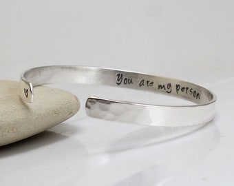 Sterling Silver Cuff - Gravure personnalisée - Martelé - Cadeau d’anniversaire de l’ami - Encouragement, Motivation, Bracelet de citation, Cadeau de demoiselle d’honneur