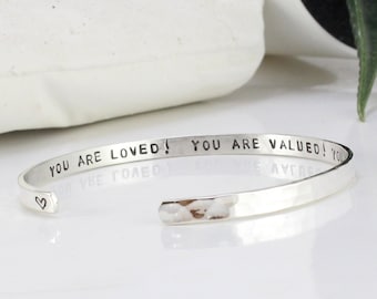 Inspirierendes Geschenk Armband für Frauen und Mädchen, benutzerdefinierter Text, Silber Armreif, gehämmert, Ermutigungs-Manschette für Enkelin, Cousin, Mutter
