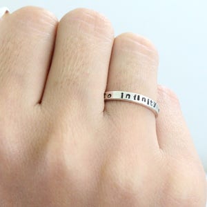 Anillo de plata de ley personalizado Anillo de parejas Banda de aniversario Estampado a mano Grabado Regalo personalizado Anillo de pila imagen 3