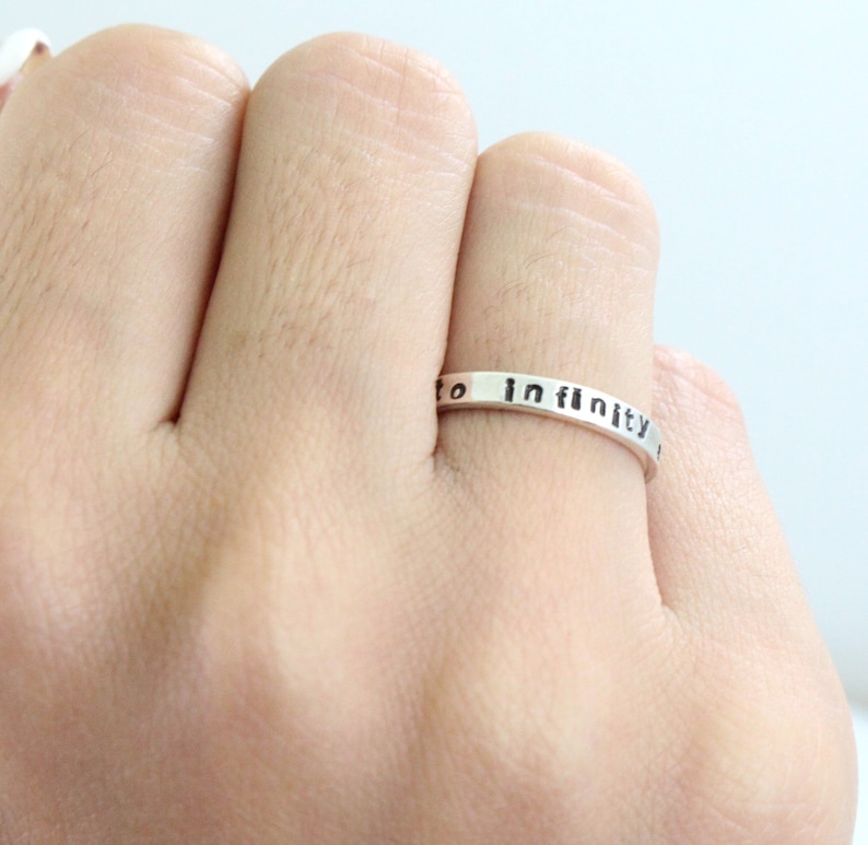 Anillo de plata de ley personalizado Anillo de parejas Banda de aniversario Estampado a mano Grabado Regalo personalizado Anillo de pila imagen 3