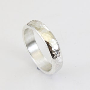 Peut inclure: Une bague en argent martelée. La bague est lisse à l'intérieur et a une texture martelée à l'extérieur.