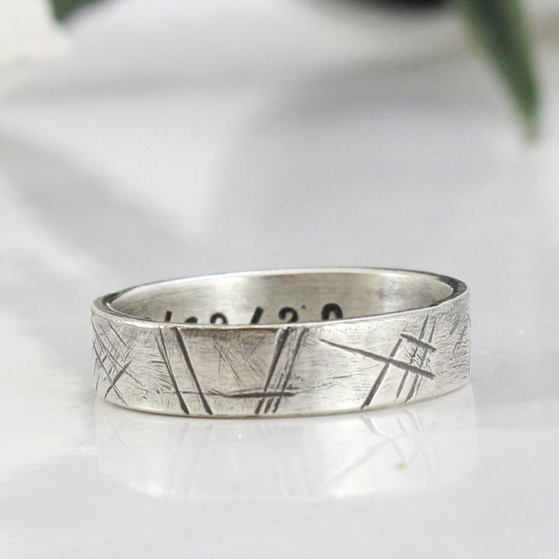 Zilveren herenband, handgemaakte ring voor dames, jubileum/verlovingsring, aangepaste gravure binnenin, dun minimaal geoxideerd gehamerd afbeelding 1