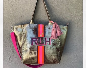 Tote mini Noha con tachuelas en cuero envejecido dorado, con franjas centrales en burdeos/naranja/rosa intenso con iniciales + 2 mariposas en dorado
