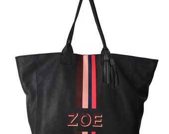 Tote Noha en cuero negro con rayas pintadas a mano en rojo oscuro claro/azul marino/rojo fuego e iniciales sombreadas en rojo oscuro y rojo fuego