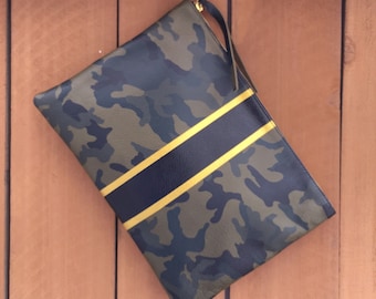 Embrague grande en piel de camuflaje con rayas pintadas centradas en negro y oro