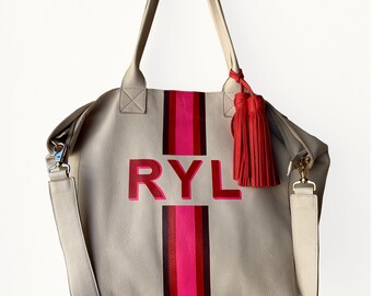 Bolso tote mini Noha en cuero color piedra con franjas centrales en Borgoña/Rojo/Rosa neón/Rojo/Borgoña con iniciales grandes en Rojo con sombra rosa neón