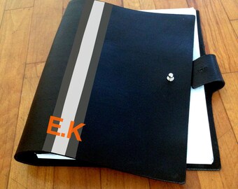 Funda de guión de cuero negro o cubierta de cuaderno con rayas pintadas a mano