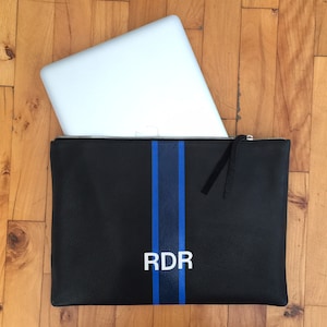 Custodia/custodia per computer MacBook Air da 13". Pelle nera con strisce centrali in blu e iniziali color crema