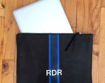 Funda/estuche para computadora MacBook Air de 13". Cuero negro con franjas centrales en azul e iniciales en crema