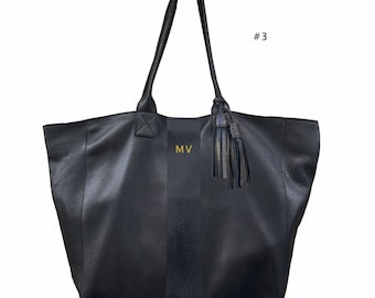 Tote Noha en cuero Negro con Raya Negra pintada a mano e Iniciales Pequeñas en Oro