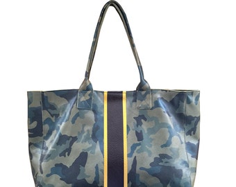 Bolso tote de piel de camuflaje con rayas doradas y negras pintadas a mano