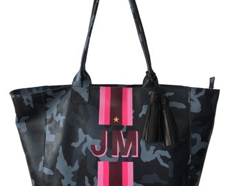 Tote Mini Noha en Piel Camuflaje Azul Marino con rayas cortadas en rosa claro, rosa intenso y burdeos. Iniciales en burdeos con sombra rosa lt.