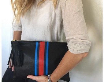 Clutch grande con borlas en cuero negro con rayas centradas pintadas a mano en: azul claro / azul marino / rojo grueso / azul marino / azul claro
