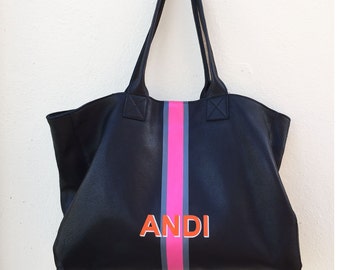Bolso tote JAKE en cuero negro con franjas centrales en gris/rosa intenso/gris con iniciales sombreadas en naranja
