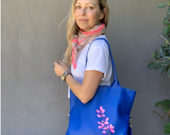 Charlie Fold-Over Tote en royal Blue Leather, con flores de brezo pintadas a mano en la parte delantera + iniciales a juego en la parte posterior
