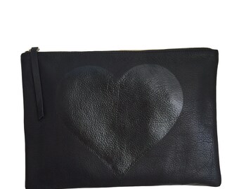 Clutch extragrande o funda para ipad en cuero negro con corazón pintado en el centro en negro