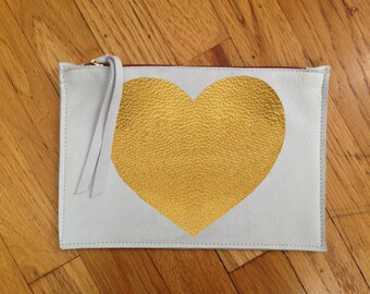 Cartera de piel con cremallera en piel color Blanco con Corazón pintado en dorado.