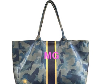 Bolso tote JAKE en cuero de camuflaje con franjas centrales en dorado/negro/dorado con iniciales rosas y estrella dorada