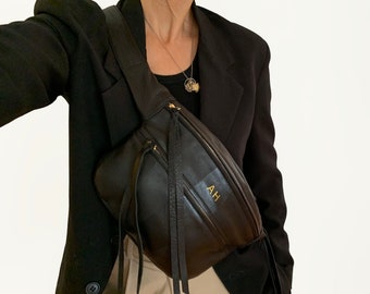 Monkita FannyPack/Bandolera en cuero negro con iniciales doradas