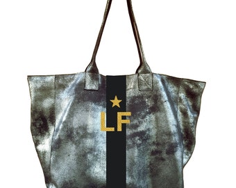 Bolso tote NOHA en cuero envejecido dorado suave con franja central pintada a mano en negro y estrella e iniciales doradas
