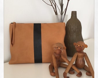Embrague grande en piel camel personalizado con una raya negra central