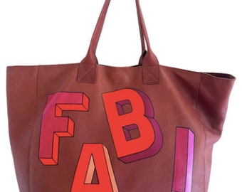 Noha en Brandy Leather - personalizado con iniciales o nombre gigantes en 3D