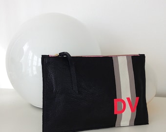 Cartera de piel con cremallera en piel negra con rayas pintadas a mano en color topo/crema con iniciales en neón infrarrojo.