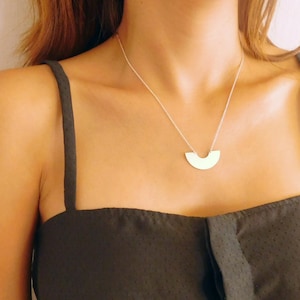Collier demi cercle, collier minimaliste en argent, collier moderne, minimaliste bijoux, collier, collier géométrique en argent argenté