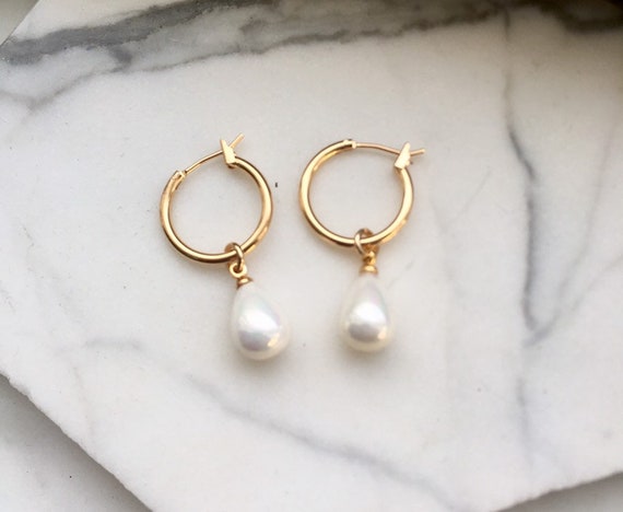 【MONDAY EDITION】Teardrop Pearl Hoop Earrings - Gold Teardrop Pearl Hoop Earrings - Gold - MONDAY EDITION