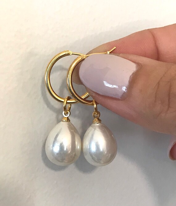 【MONDAY EDITION】Teardrop Pearl Hoop Earrings - Gold Teardrop Pearl Hoop Earrings - Gold - MONDAY EDITION