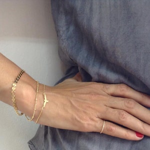 Fijne gelaagde armband, gouden armband, huwelijkssieraden, gelaagde armband, sierlijke armband, cadeau bruidsmeisje, cadeaus onder de 50