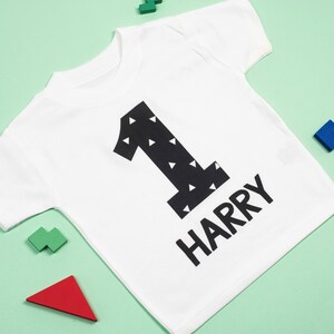 Camiseta monocromática personalizada de la edad del cumpleaños imagen 4