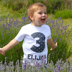 Camiseta monocromática personalizada de la edad del cumpleaños imagen 1