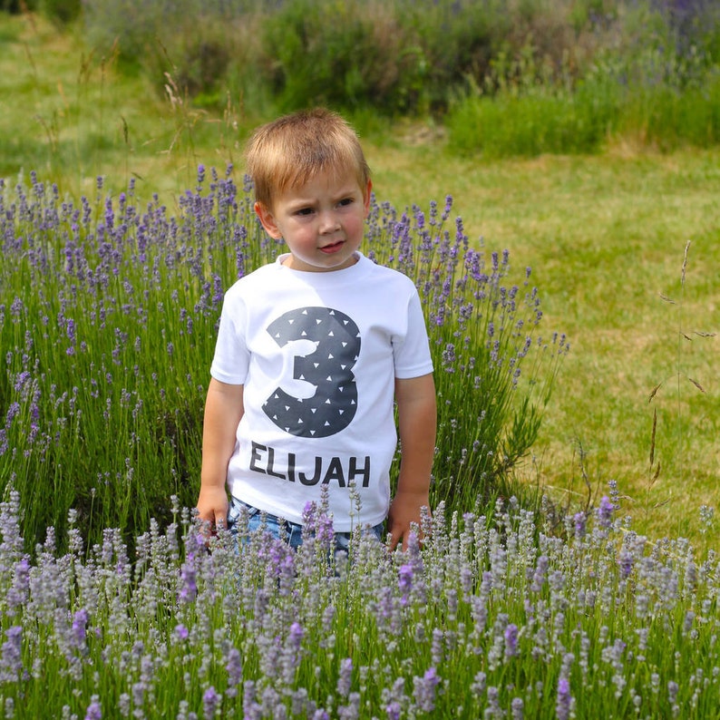 Camiseta monocromática personalizada de la edad del cumpleaños imagen 2