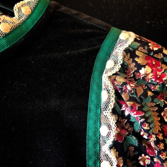 Vintage 80's Cottage Floral Velour Lace Bib Tent D