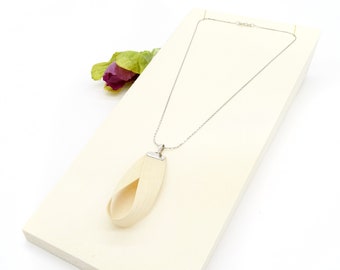 BÜKK Design - Collier fait main en bois naturel et en argent 925, forme goutte - Bijou élégant en sycomore -  Accessoire pour mariage