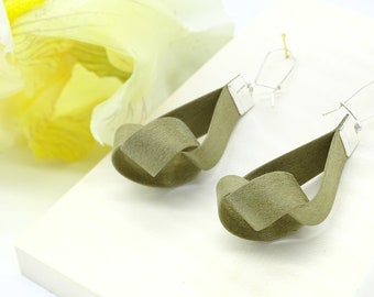 BÜKK Design - Boucles d'oreilles fait main en bois naturel et en argent 925, petite taille - Bijou élégant en tulipier de Virginie