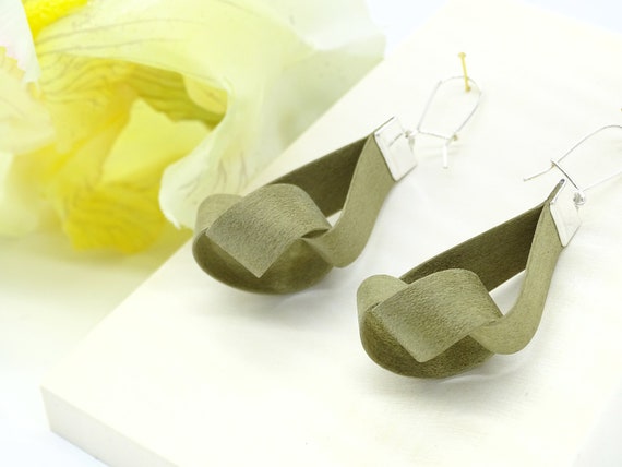 BÜKK Design - Boucles d'oreilles fait main en bois naturel et en argent 925, petite taille - Bijou élégant en tulipier de Virginie