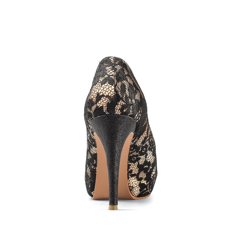 Op de afbeelding: Zwarte pumps met hoge hak van kant met peeptoe en stilettohak.