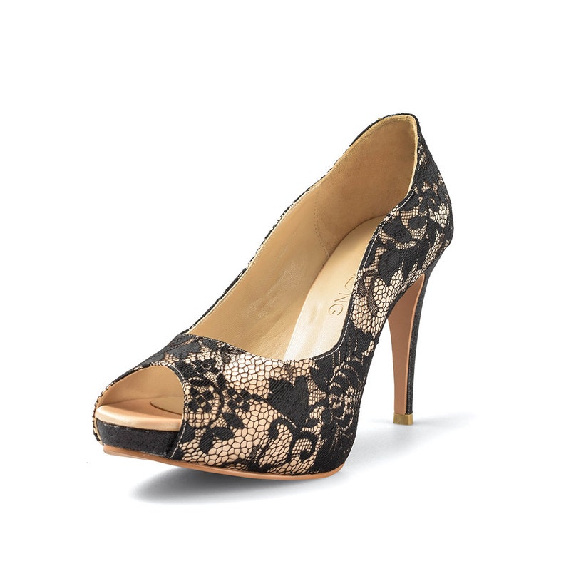 Op de afbeelding: Zwarte peeptoe hakken met een delicaat kantpatroon en een hoge stiletto hak.