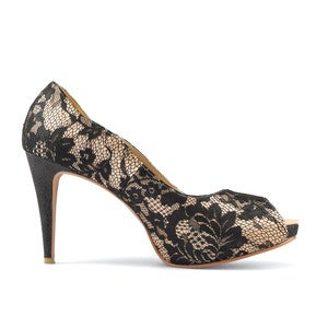 Op de afbeelding: Zwarte peeptoe hakken met een hoge stiletto hak.