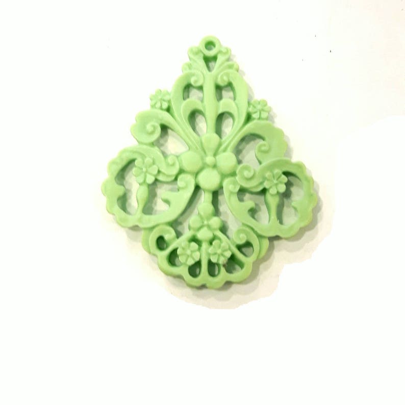 1 Pcs Connecteur baroque ciselé fleur en résine vert 5.9 x 4.9 mm sans nickel image 1