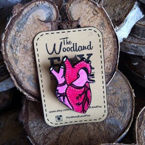 Houten 'Anatomical Heart' broche met de hand gesneden en beschilderd afbeelding 3