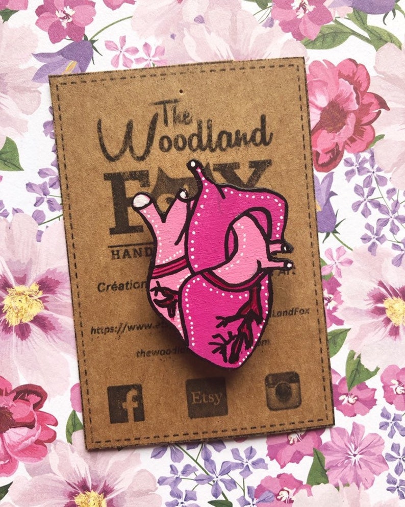 Houten 'Anatomical Heart' broche met de hand gesneden en beschilderd afbeelding 2