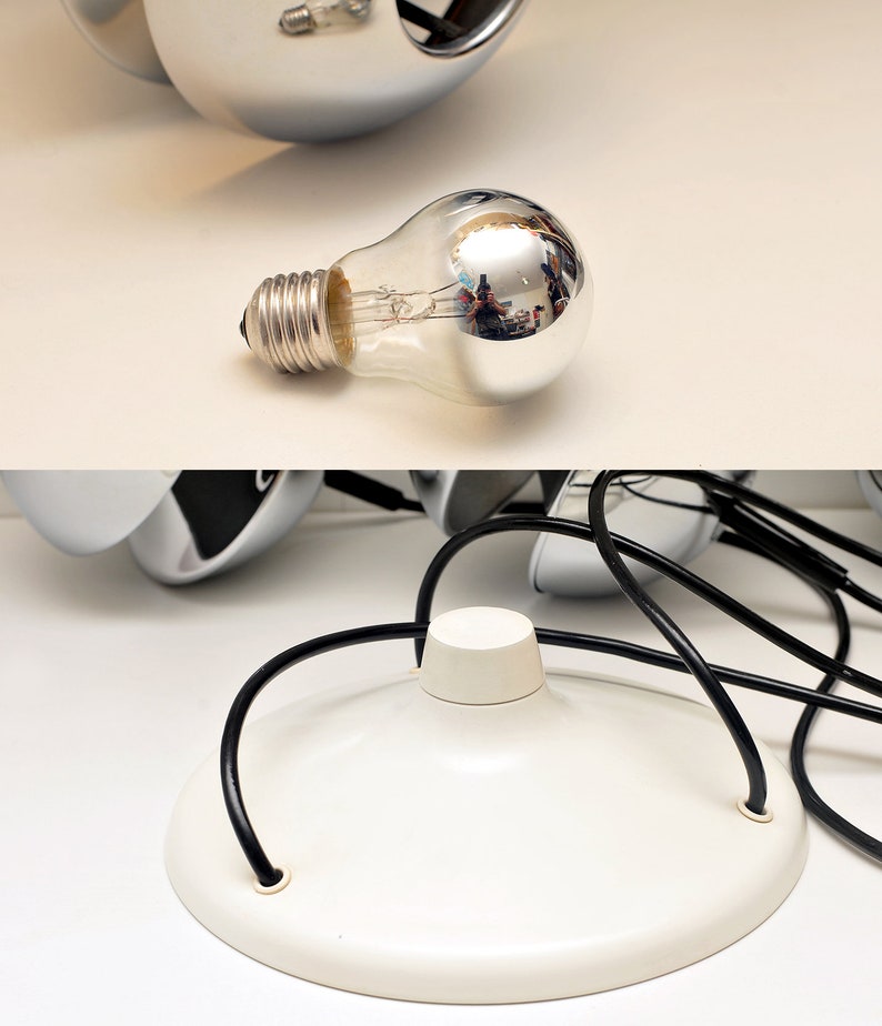 Peut inclure: Un luminaire de plafond blanc avec une finition chrom&eacute;e et une base blanche. La lampe a un cordon noir et une ampoule transparente.